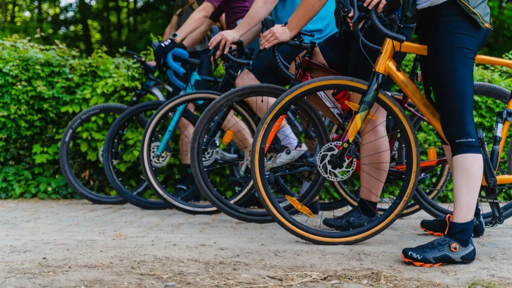 Dettaglio di bici da corsa, con primo piano delle ruote anteriori