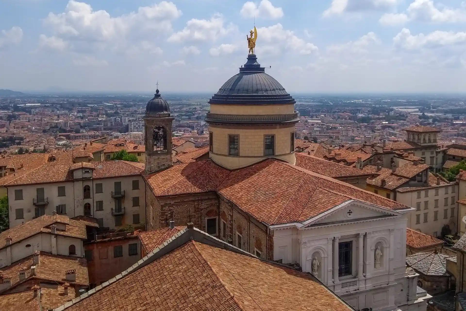 Paesaggio di Bergamo vista dall'alto.