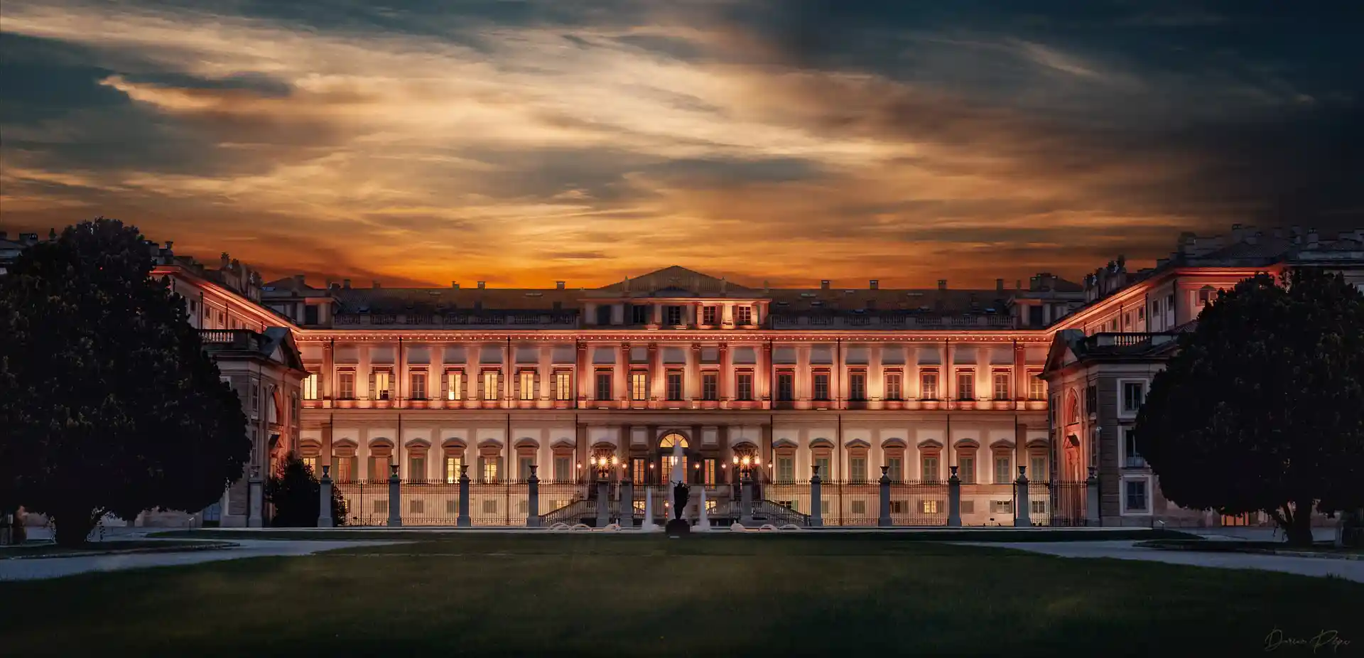 Immagine della Villa Reale di Monza illuminata dalle luci del tramonto.