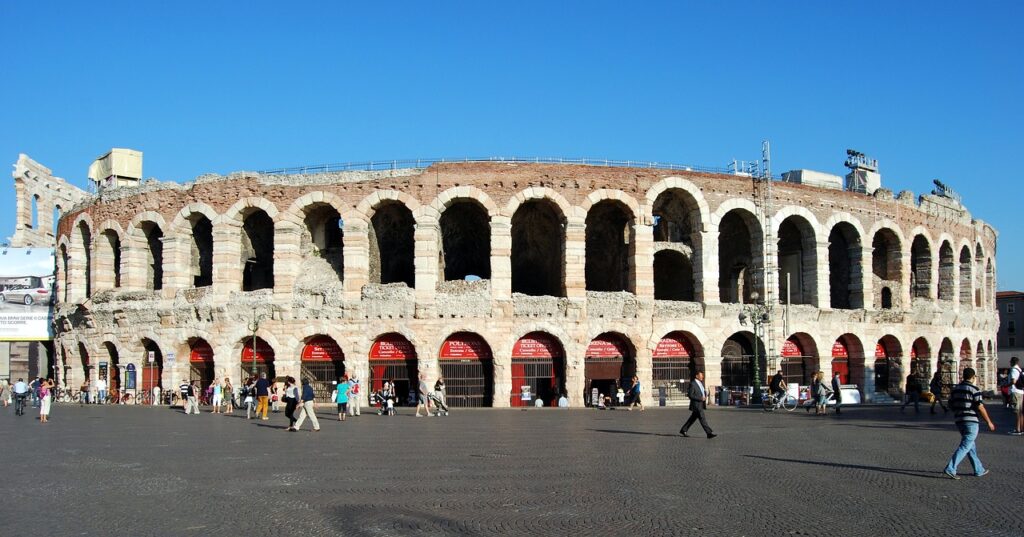 Nell'immagine l'Arena di Verona nella sua interezza fotografata da Piazza BRA